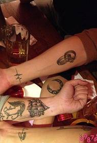 Imagen de competencia de tatuaje de personalidad del brazo