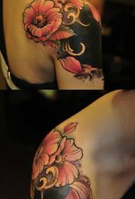 Foto di bellezza braccio peonia fiore braccio tatuaggio