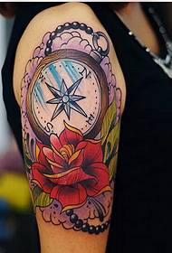 Stílusos kar, gyönyörű megjelenésű színes rózsa iránytű tetoválás kép
