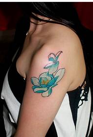 Bela virino brako, eleganta lotuso tatuaje ŝablono