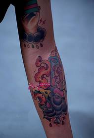 Imagen alternativa del tatuaje del cuervo del color de la flor del brazo