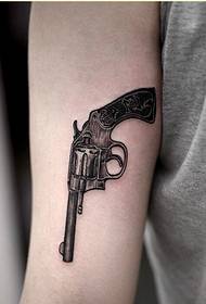 Asmenybės rankos mados gražaus pistoleto tatuiruotės modelio nuotrauka