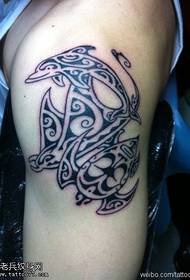 Modello di tatuaggio delfino coraggioso di longevità