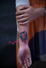 Foto tatuaggio diamante colorato braccio moda