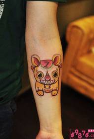 Χαριτωμένο μικρό τατουάζ κούκλα φωτογραφία βραχίονα τατουάζ