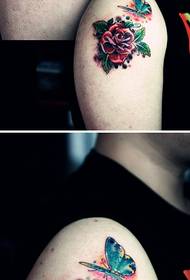 Яркая и красивая бабочка любит цветок татуировки