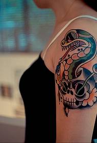 Χέρι κινούμενα σχέδια προσωπικότητα χέρι φίδι τατουάζ εικόνα
