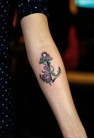 Imatge del tatuatge del braç d'àncora fresc del vaixell