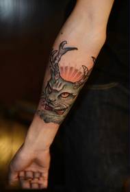 Imagens criativas de tatuagem de braço de gato de chifre de veado