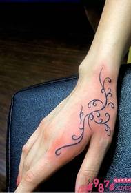 Hulagway sa disenyo sa tattoo sa kamot sa likod