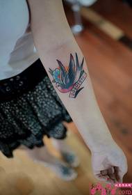 Imagen de tatuaje de brazo de golondrina de color
