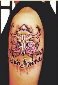 Стилна ръка красиво изглеждаща цветна картина на татуировка от антилоп