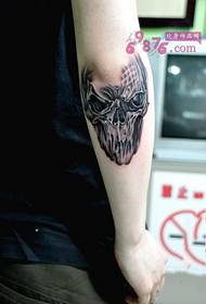 Immagine alternativa del tatuaggio del braccio del cranio