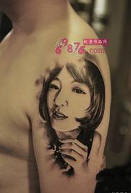 Obraz portret tatuaż dziewczyna ramię portret