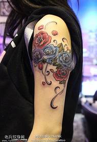 Modello di tatuaggio rosa color braccio