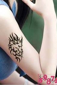 Girl ingalo wolf totem tattoo isithombe