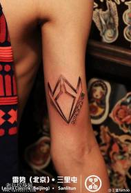 Dominujący fajny wzór przystojny tatuaż symbol