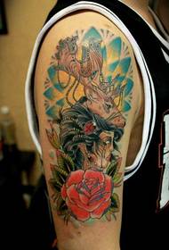 Immagini alternative del tatuaggio dell'alce e del braccio di bellezza