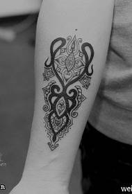 Modello di tatuaggio totem di tendenza nero