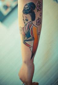 일본 여자 초상 팔 문신 사진