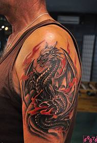 Фотаздымкі татуіроўкі дракона на мужчынскай руцэ