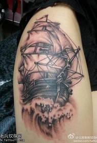 Kjekk tatoveringsmønster for piratskip