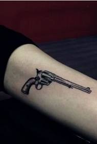 여자의 팔, 멋진 작은 권총 문신 패턴