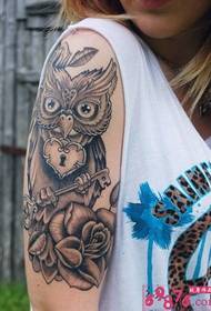 Immagine tatuaggio braccio gufo personalità