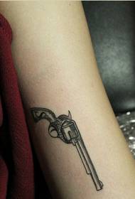 ქალი მკლავი მოდის კარგი ეძებს პისტოლეტი tattoo ნიმუში სურათს