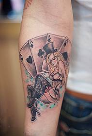Imagen sexy del tatuaje del brazo de la muchacha del póker
