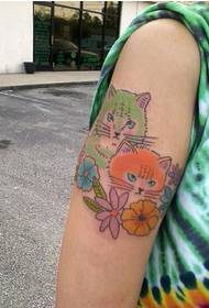 แขนของหญิงสาวสามารถมองเห็นได้ด้วยรูปแบบรอยสักแมวตะลึง
