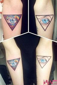 Fotografia e modelit të tatuazhit të krahut të syrit nga ana e Zotit