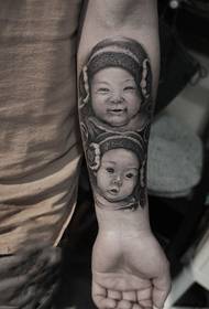 Χαριτωμένο μωρό πορτρέτο τατουάζ εικόνα βραχίονα
