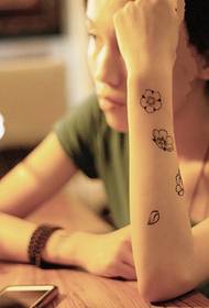 Foto tatuaggio braccio bellezza petalo pesca