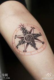 Hieno esteettinen kompassi-tatuointikuvio