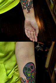 Coloraƙƙarfan launi kwanyar octopus m hannu tattoo tattoo hoto