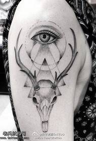 Modello del tatuaggio dell'antilope del punto dell'occhio del braccio del dio