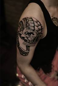 Mutilen arteko tribu totem besoaren tatuaje argazkia