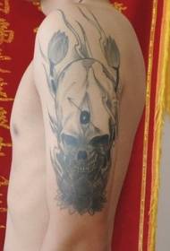 Denna skalle tatuering är verkligen en kraft arm tatuering mönster bild