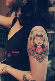 Flicka kreativ arm alternativ tatuering bild