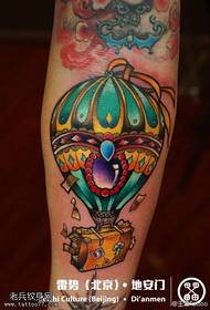 Farve flot tatoveringsmønster med varm luftballon