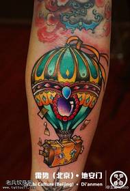 Modello di tatuaggio aerostato di aria calda di bell'aspetto di colore