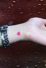 Tatuaggio cuore delicato e amorevole