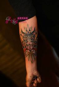 Креативная фотография татуировки королева руки кота