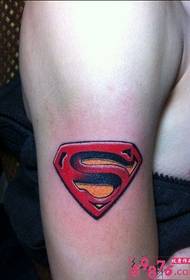 Immagini del tatuaggio del braccio con logo Superman