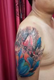Tre splendidi disegni di tatuaggi di grandi koi di loto