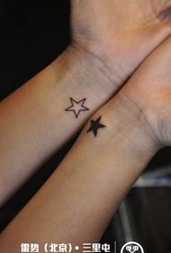 pleifti duhet të modelojë tatuazhin me yll