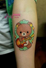 प्यारा गिटार भालू बांह टैटू चित्र