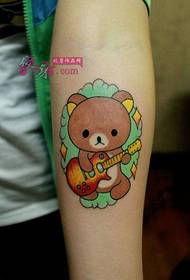 ຮູບພາບ tattoo ຂອງແຂນຫມີ guitar ທີ່ຫນ້າຮັກ