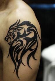 英俊的簡單手臂獅子圖騰紋身